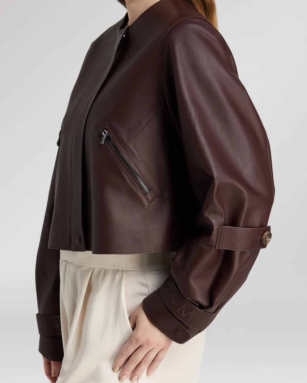 Giacca corta donna in pelle marrone, design elegante, zip laterali, moda italiana
