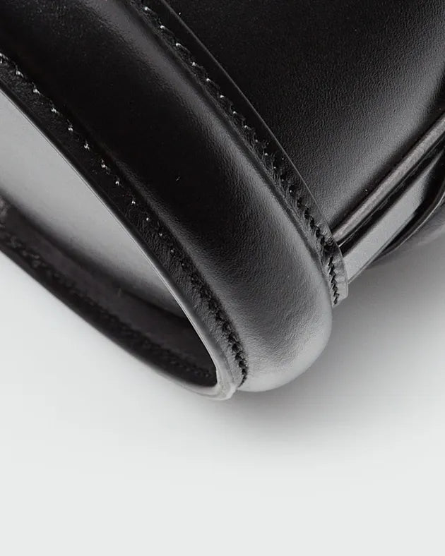 Dettaglio borsa nera donna in pelle, artigianato italiano, alta moda elegante