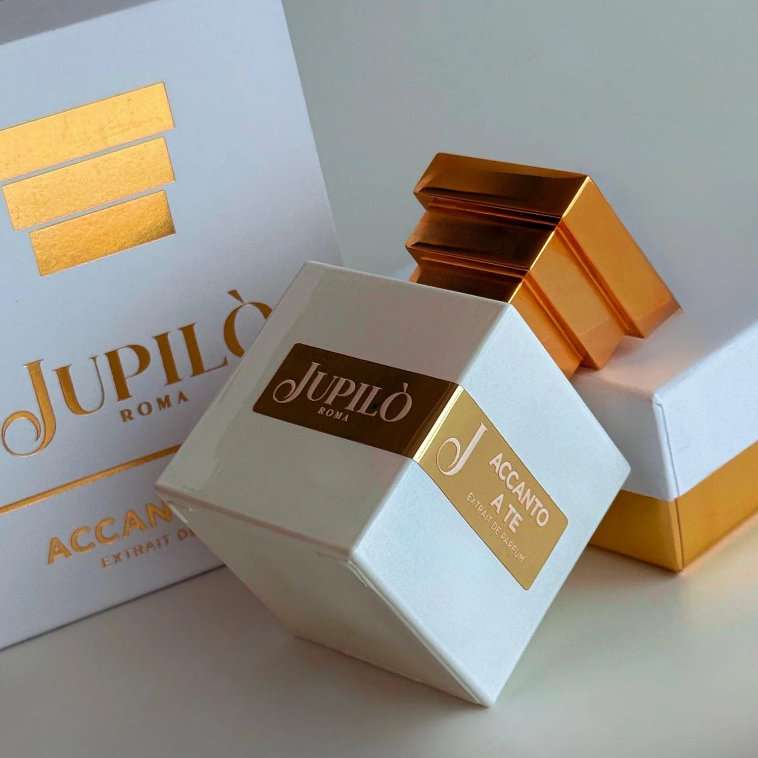 Profumo Jupilò Roma Accanto a Te in flacone bianco con dettagli oro, packaging elegante