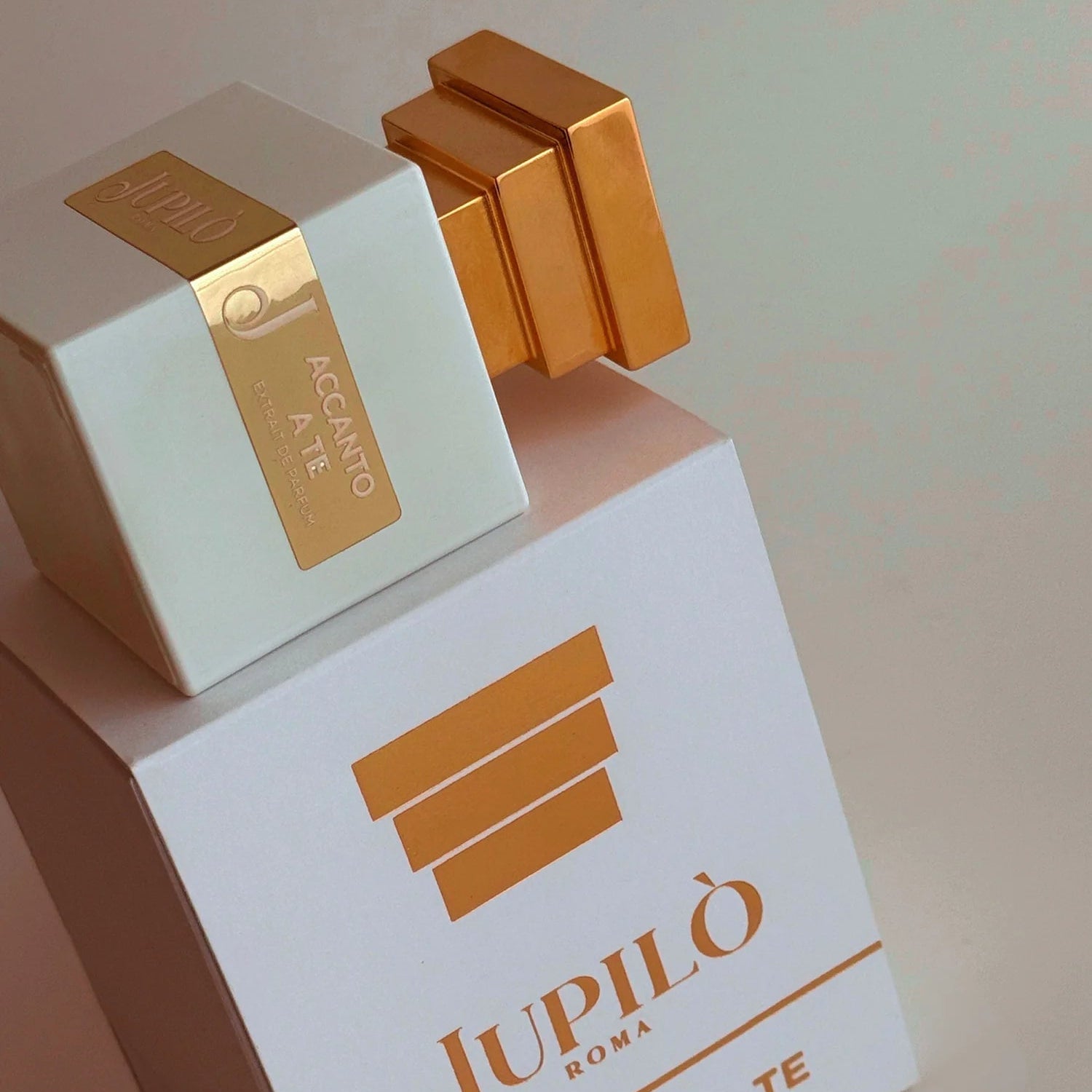 Flacone di profumo Jupilò Roma Accanto a Te con elegante tappo dorato su confezione bianca.