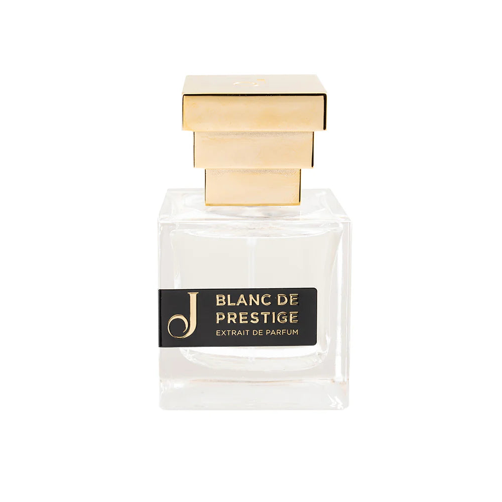 Flacone di profumo Blanc de Prestige con tappo dorato ed etichetta elegante su sfondo bianco