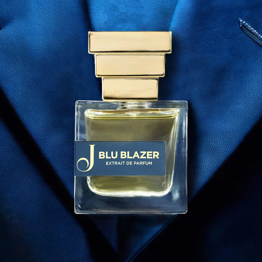 Flacone di profumo Blu Blazer con tappo dorato su giacca blu elegante, moda italiana