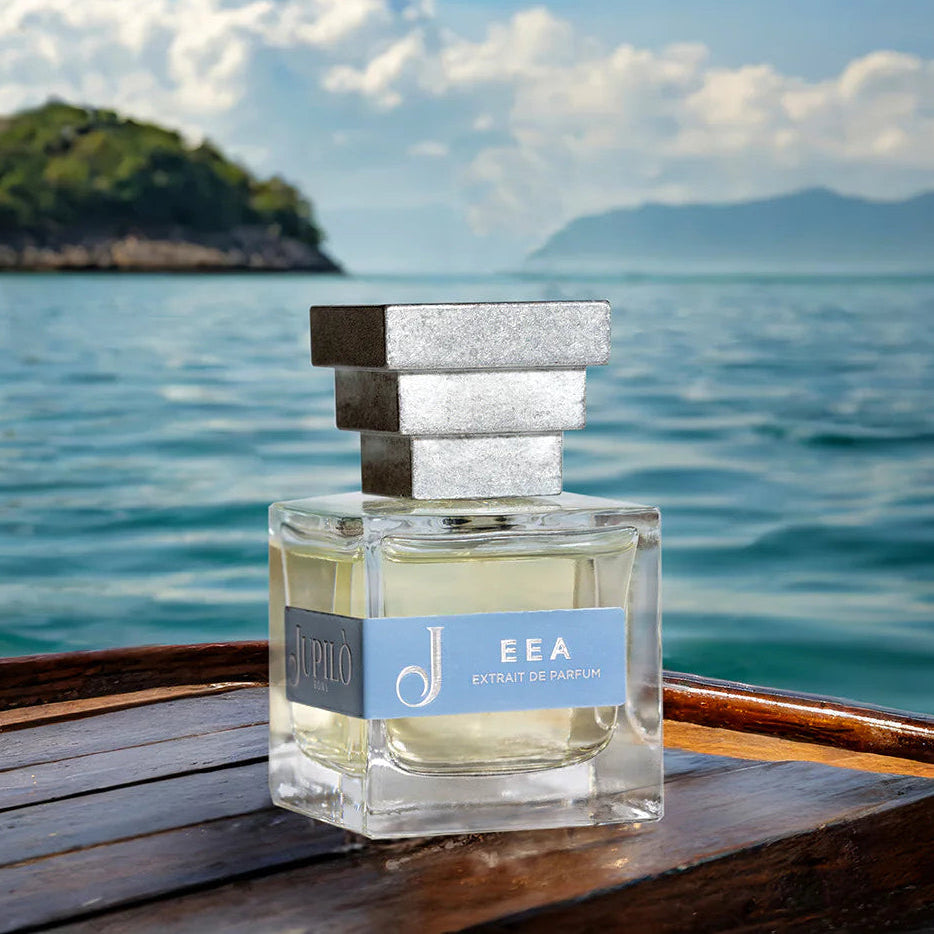 Flacone di profumo Eea Jupil Roma su barca, mare e isole sullo sfondo