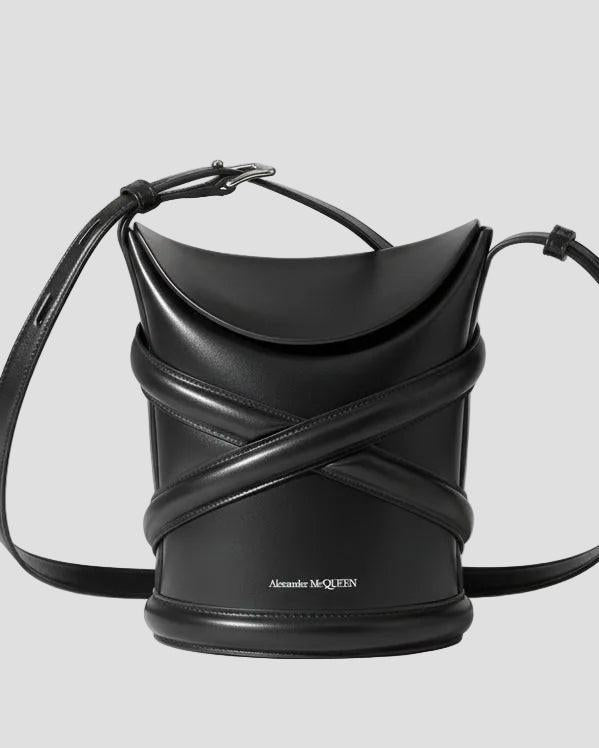 Borsa a tracolla nera in pelle con design intrecciato e chiusura a patta elegante