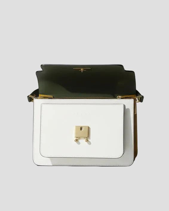 Borsa da donna bianca elegante con chiusura dorata, patta aperta, moda italiana di lusso