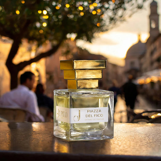 Profumo Piazza del Fico Jupio con tappo dorato in una piazza romana al tramonto