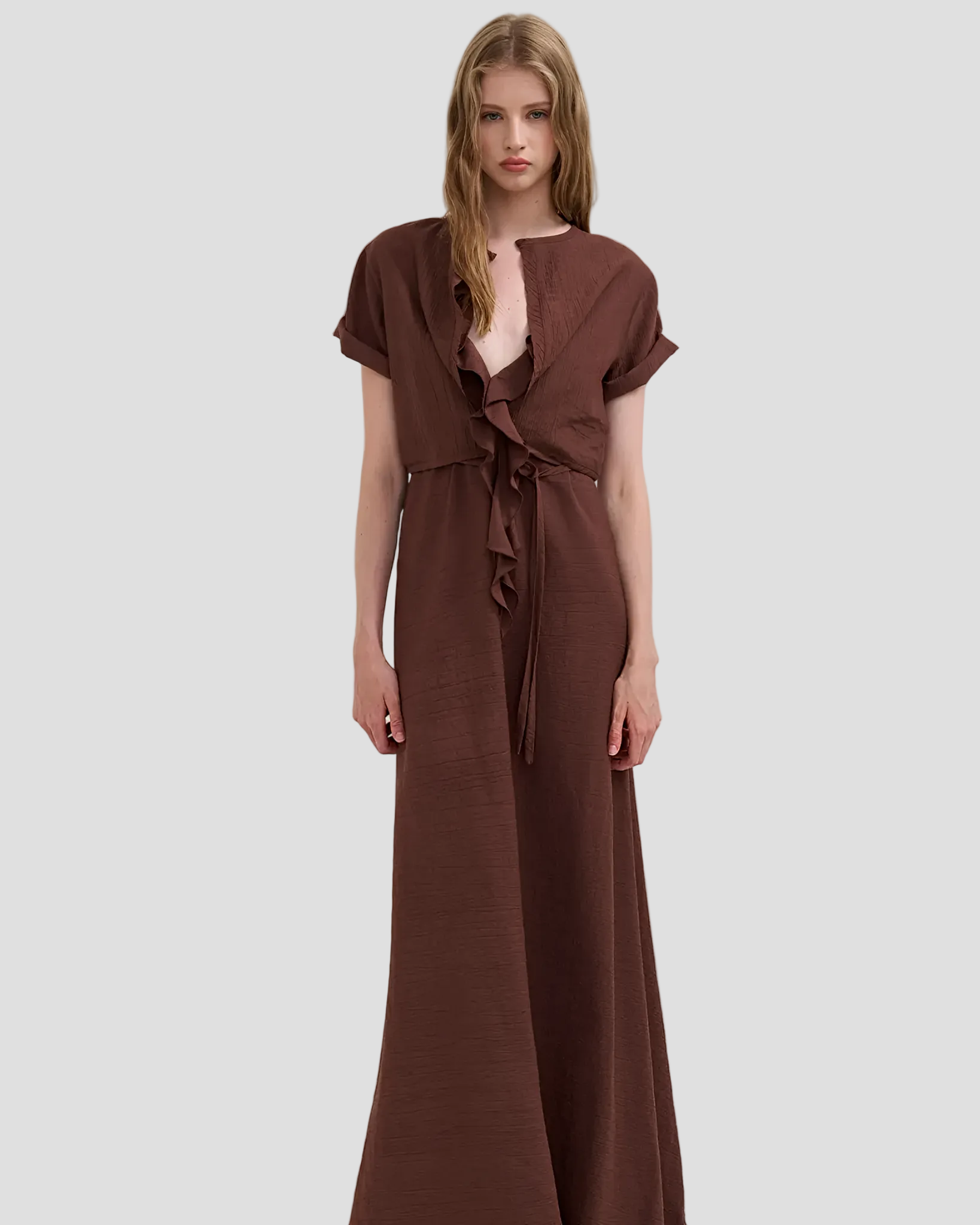 Abito fluido marrone da donna con balza frontale, maniche corte, stile elegante
