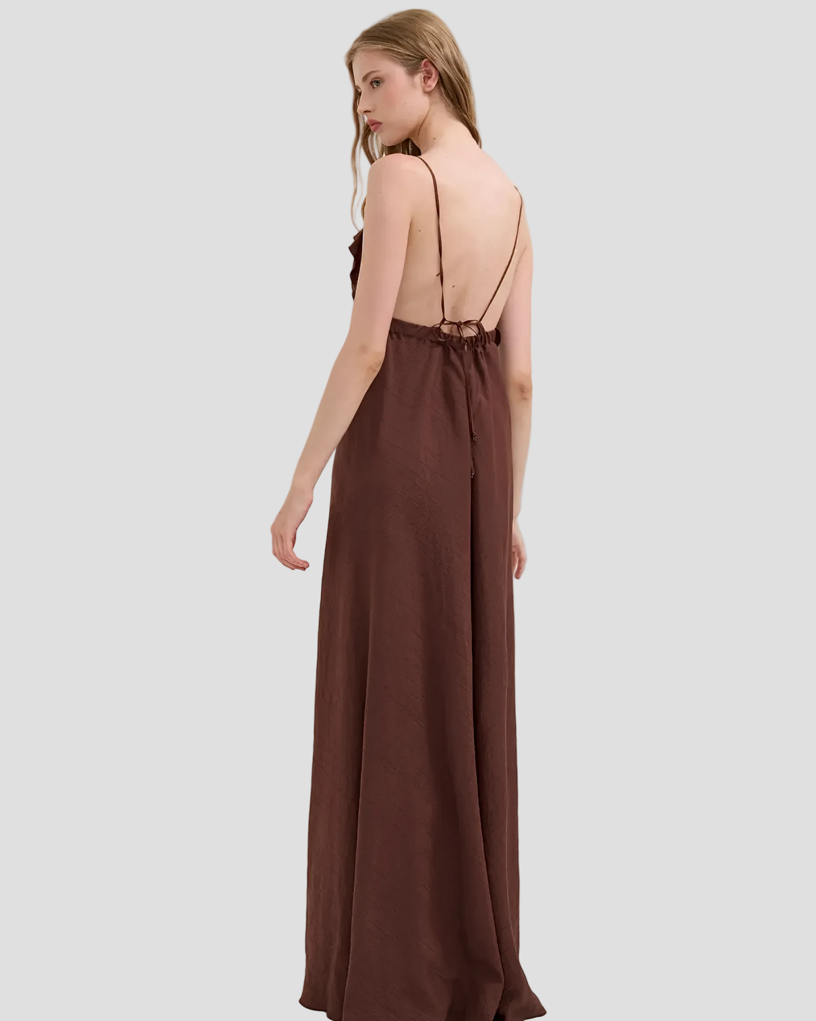 Abito lungo fluido marrone con spalline sottili e schiena scoperta, alta moda donna