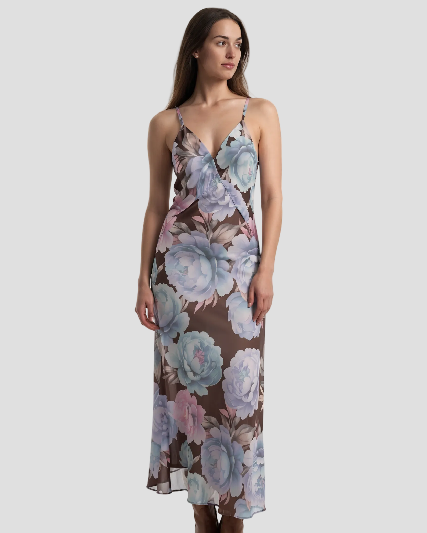 Modella che indossa un abito lungo floreale blu e marrone con scollo a V e spalline sottili.