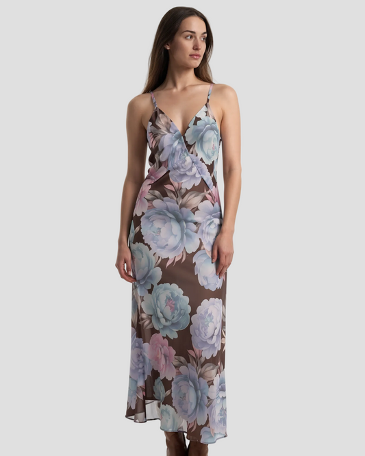 Modella che indossa un abito lungo floreale blu e marrone con scollo a V e spalline sottili.