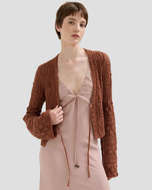 Modella con abito lungo slip color cipria e cardigan lavorato a maglia marrone, stile elegante donna.