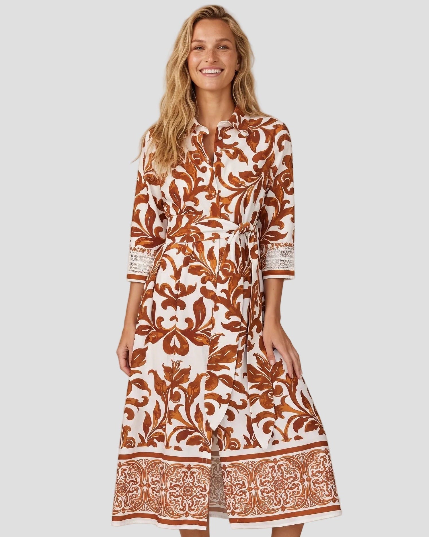  Modella sorridente indossa l'abito chemisier midi Milva MI in cotone bianco e marrone terra bruciata con stampa maiolica e scarpe espadrilles bianche.-88