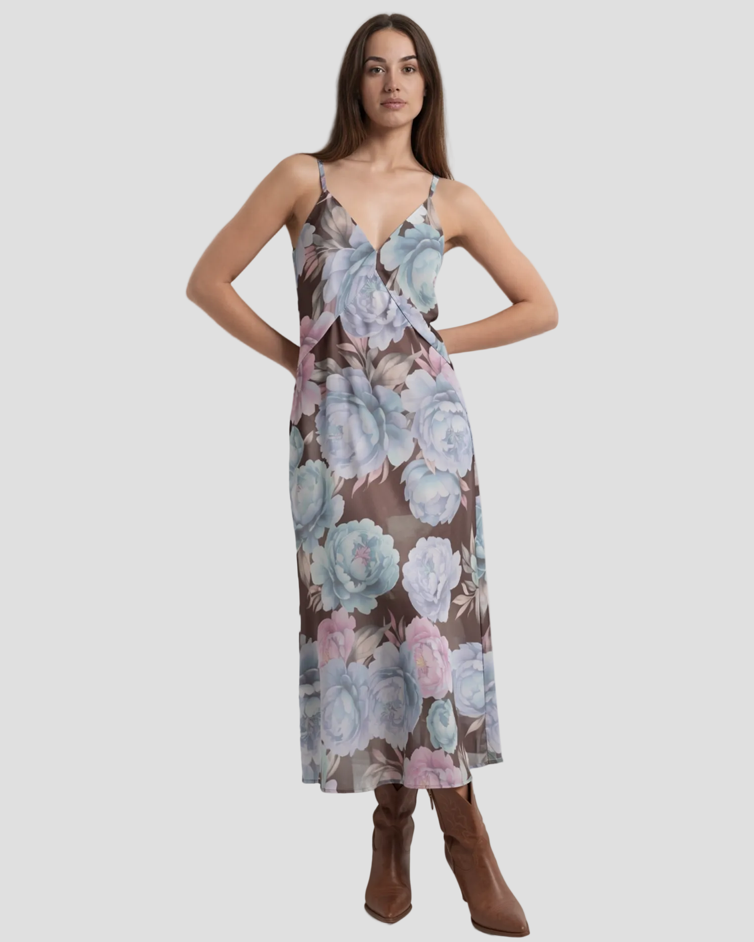 Modella che indossa un abito lungo floreale blu e marrone con scollo a V e spalline sottili.