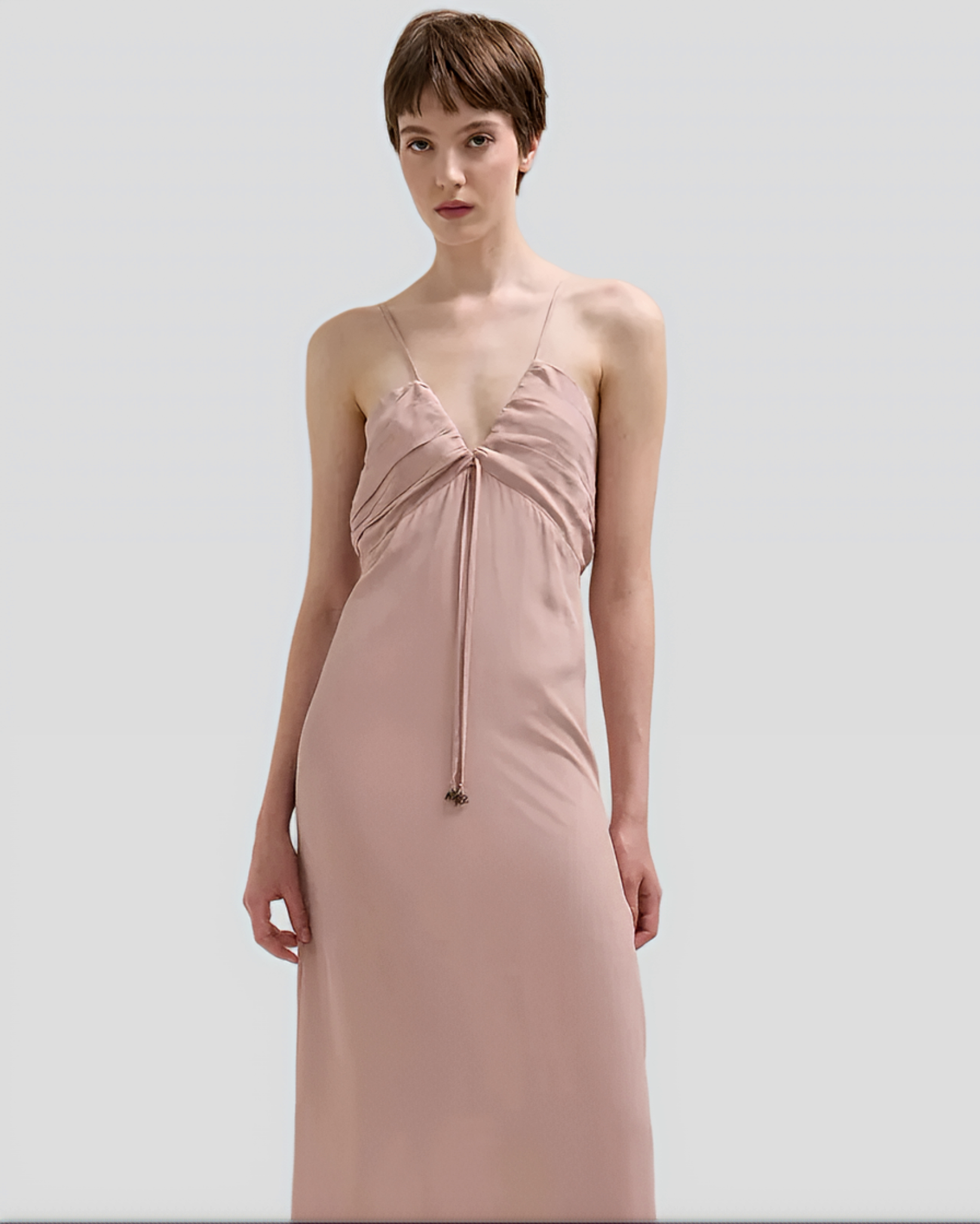 Abito lungo cipria da donna, elegante, spalline sottili e scollo profondo, moda italiana