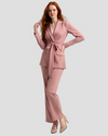 Blazer donna rosa cipria Graziani con fiocco in vita, realizzato in 100% lana con rever classico e tasche con alette a doppio filetto.