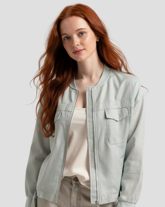 Modella in primo piano che indossa un bomber diego m in mussola tecnica con dettagli in maglia