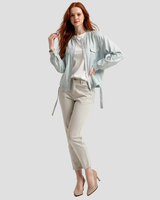 Modella in piedi che indossa un bomber diego m in mussola tecnica con dettagli in maglia