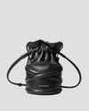 Borsa nera a secchiello in pelle con chiusura a coulisse e logo frontale, design elegante