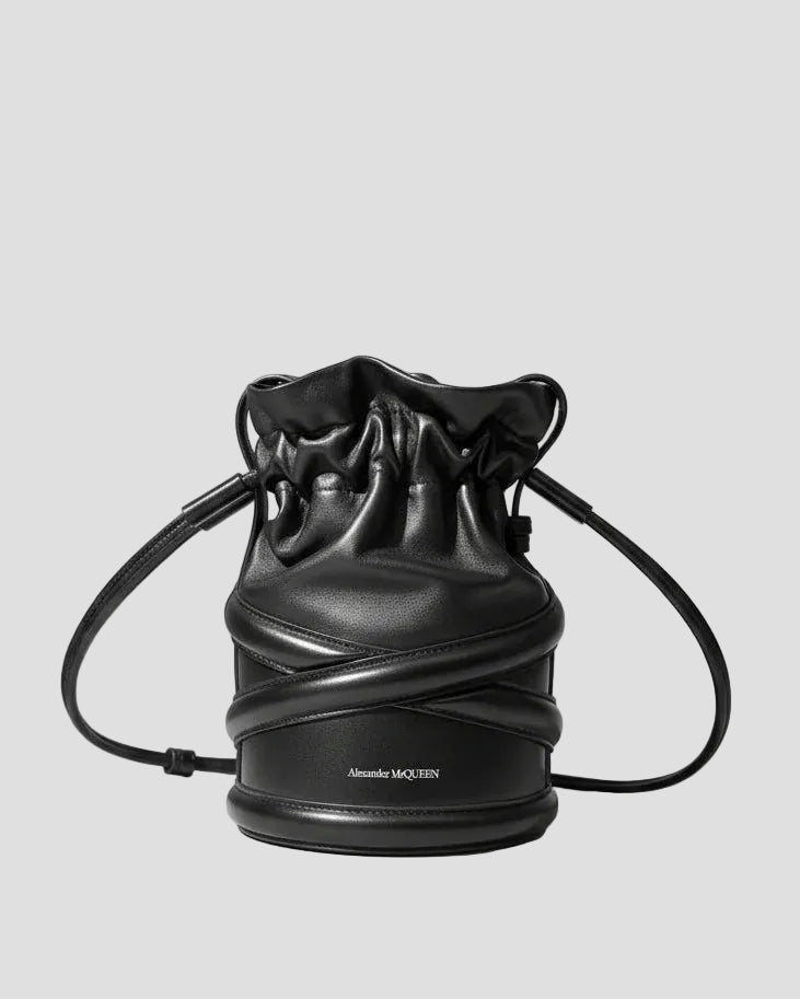 Borsa nera a secchiello in pelle con chiusura a coulisse e logo frontale, design elegante