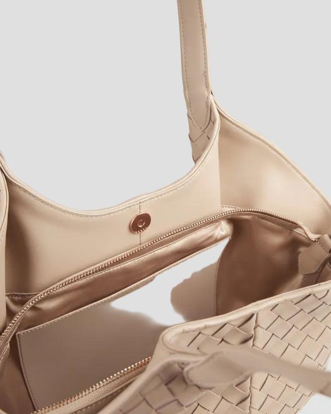 Borsa intrecciata in pelle color cammello con interno spazioso e chiusura a bottone