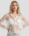 Vista frontale della camicia bianca Milva Mi su modella con dettagli di frange piumate e trasparenze luminose