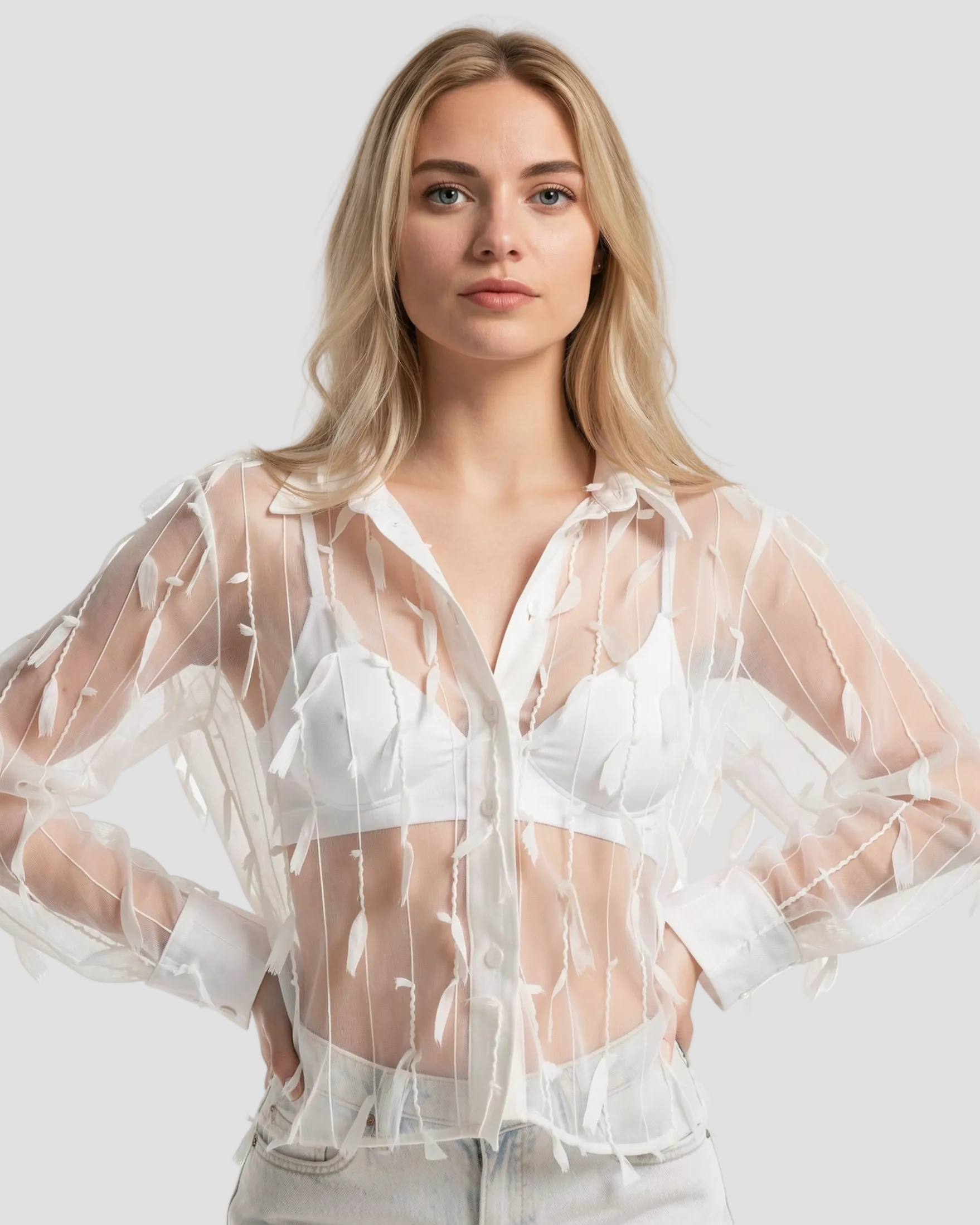 Vista frontale della camicia bianca Milva Mi su modella con dettagli di frange piumate e trasparenze luminose
