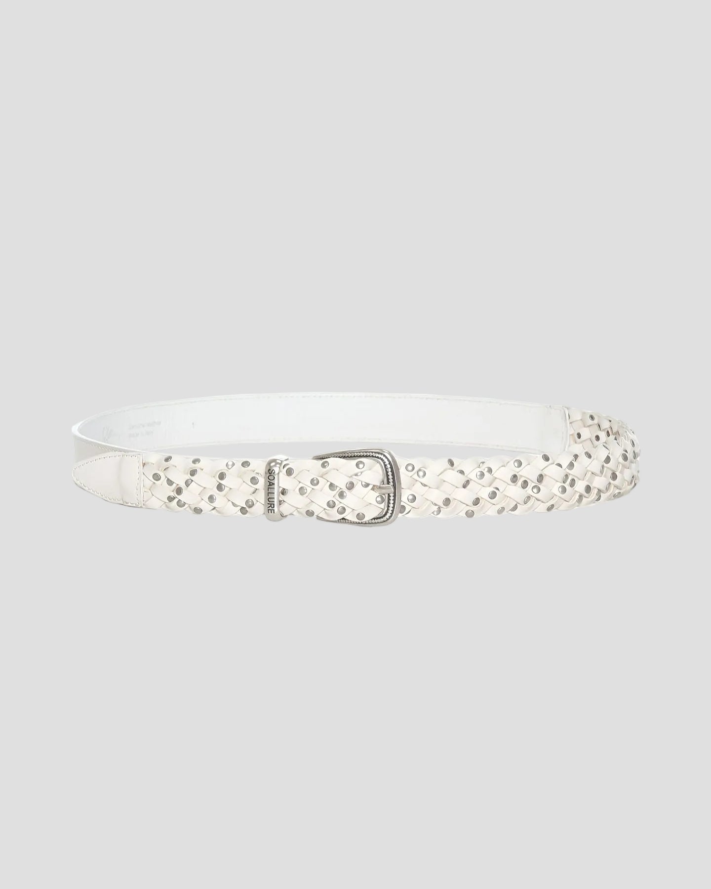 Cintura intrecciata in vera pelle colore burro con borchie argento, donna elegante.