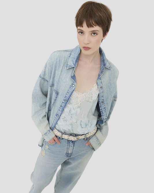 Cintura intrecciata in vera pelle color burro su outfit denim donna, stile casual chic