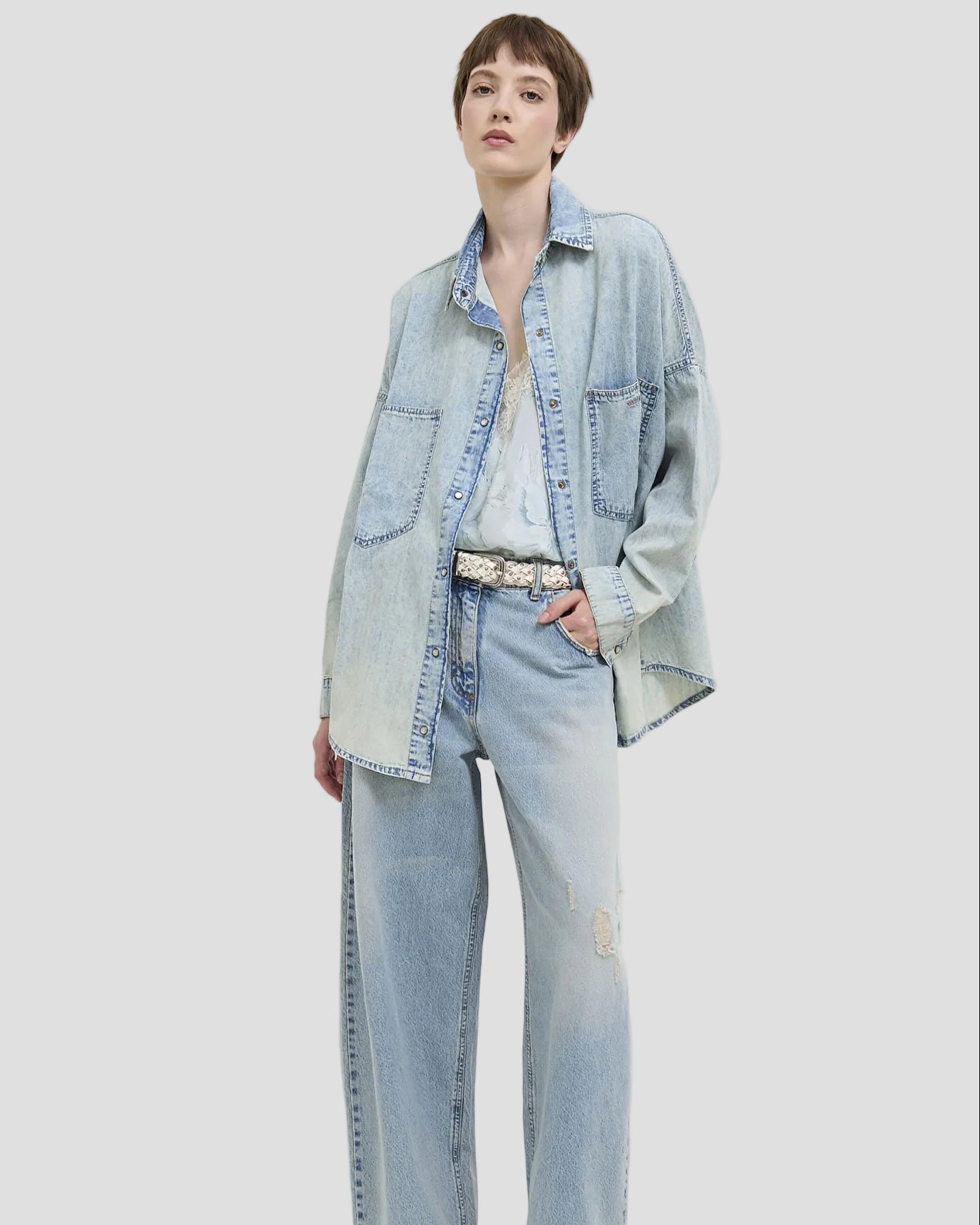 Cintura intrecciata in vera pelle color burro su outfit denim donna, stile casual chic