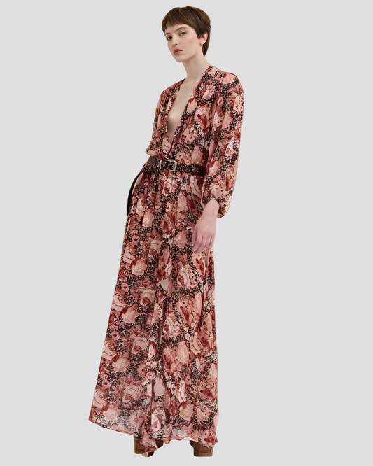 Modella con abito lungo floreale e cintura intrecciata in vera pelle color ebano