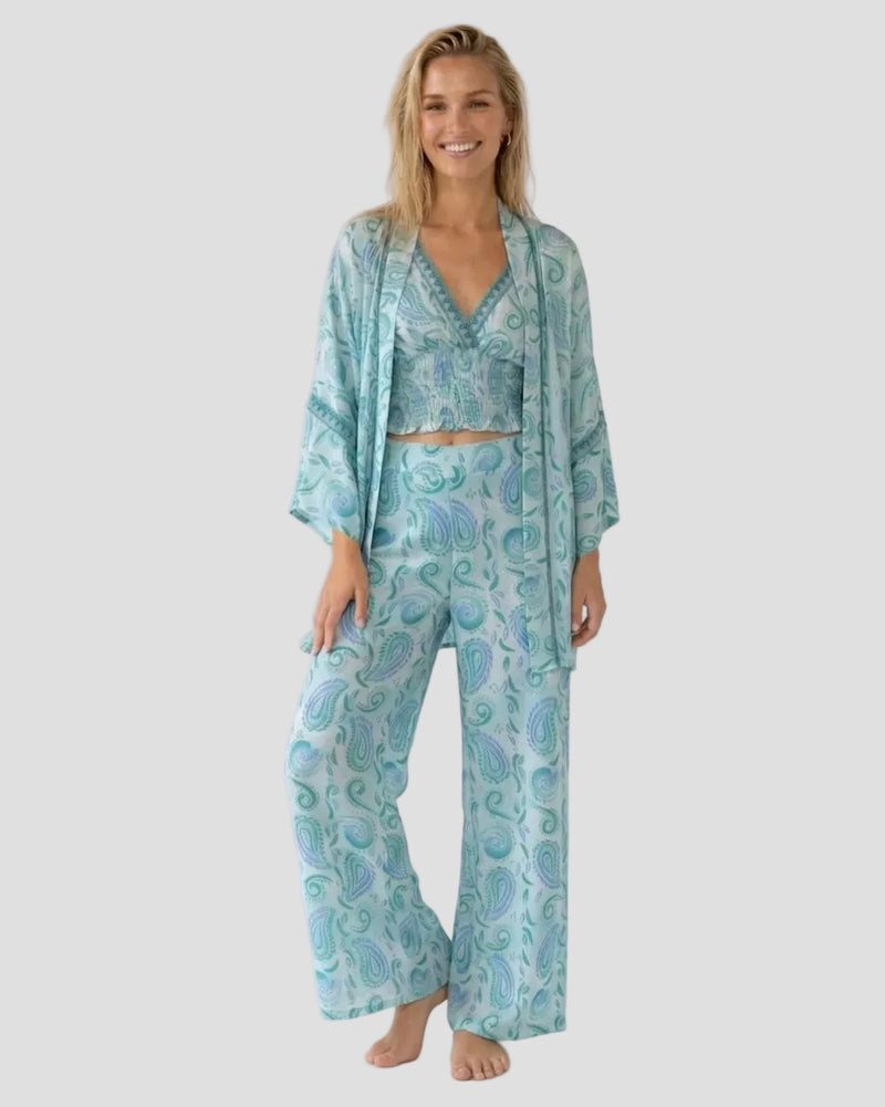Modella bionda che indossa un completo composto da top kimono e pantaloni in seta vegetale di pho firenze