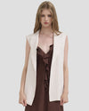 Gilet donna gessato color burro senza maniche su abito marrone, moda elegante.