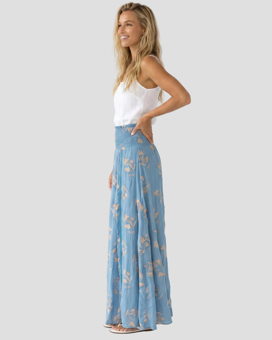 Vista di profilo a figura intera della gonna pantalone Pho Firenze a vita alta abbinata a top minimal su sfondo bianco
