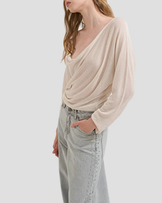 Jeans relaxed donna con strass laterali, abbinati a maglia beige elegante