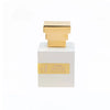 Primo piano del flacone di Bois de Lait Extrait de Parfum. Bottiglia cubica bianca dal design minimalista con etichetta dorata e tappo scultoreo a gradini in oro lucido su sfondo bianco neutro.