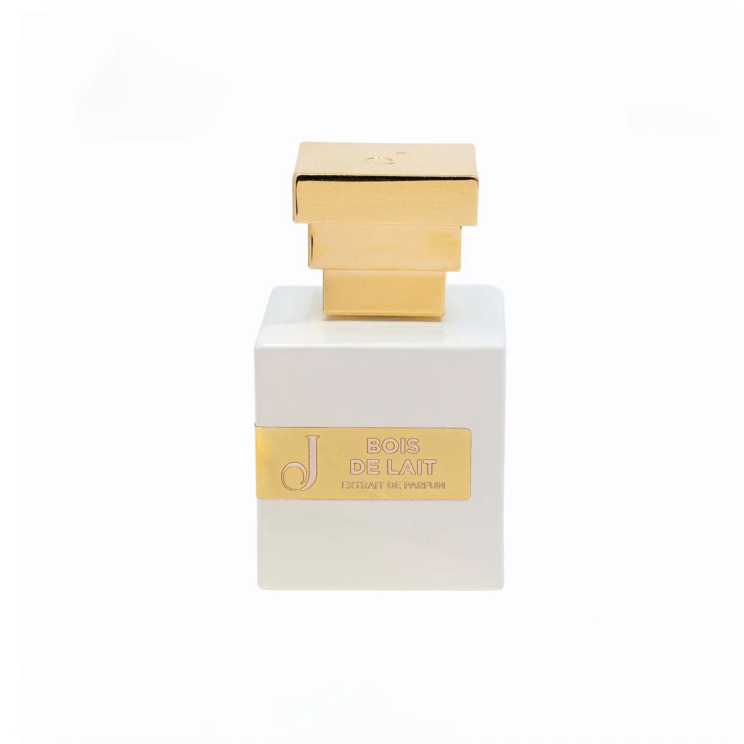 Primo piano del flacone di Bois de Lait Extrait de Parfum. Bottiglia cubica bianca dal design minimalista con etichetta dorata e tappo scultoreo a gradini in oro lucido su sfondo bianco neutro.