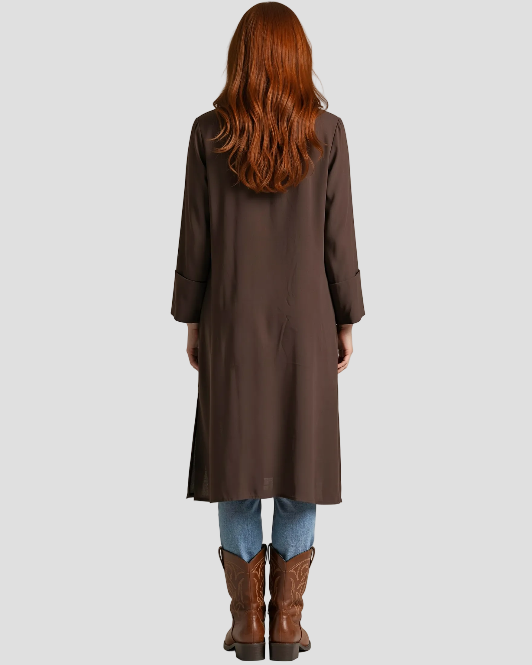 Modella di spalle con kaftano lungo marrone Milva Mi in viscosa con lacci.