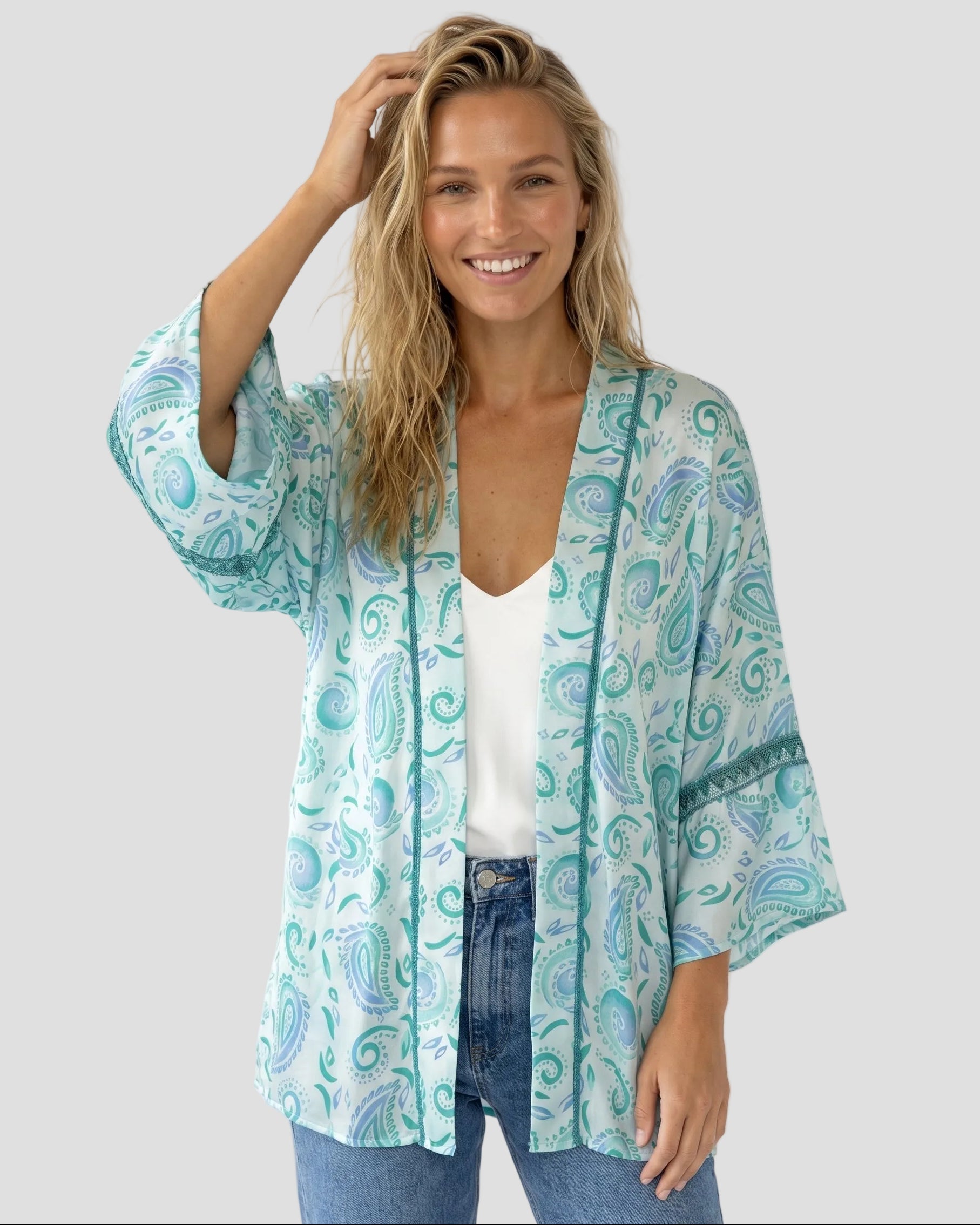 Kimono corto azzurro Pho Firenze in viscosa stampata indossato aperto davanti"