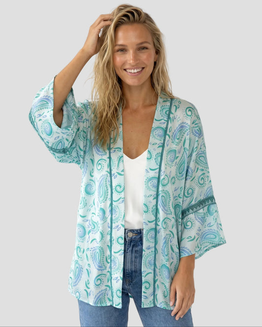Kimono corto azzurro Pho Firenze in viscosa stampata indossato aperto davanti"