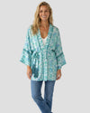 Look completo con kimono stampato Pho Firenze chiuso in vita con cintura e nappine"
