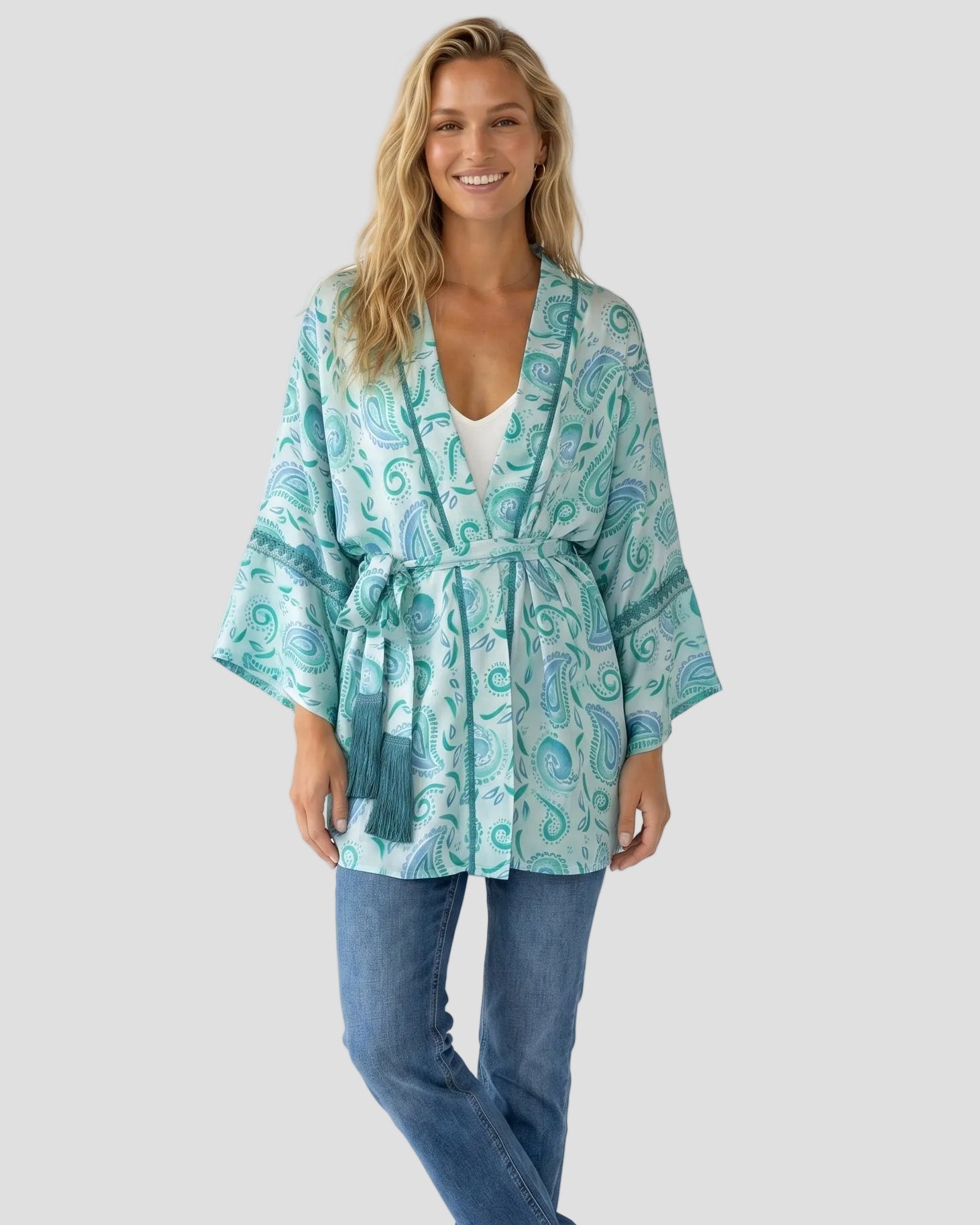 Look completo con kimono stampato Pho Firenze chiuso in vita con cintura e nappine"