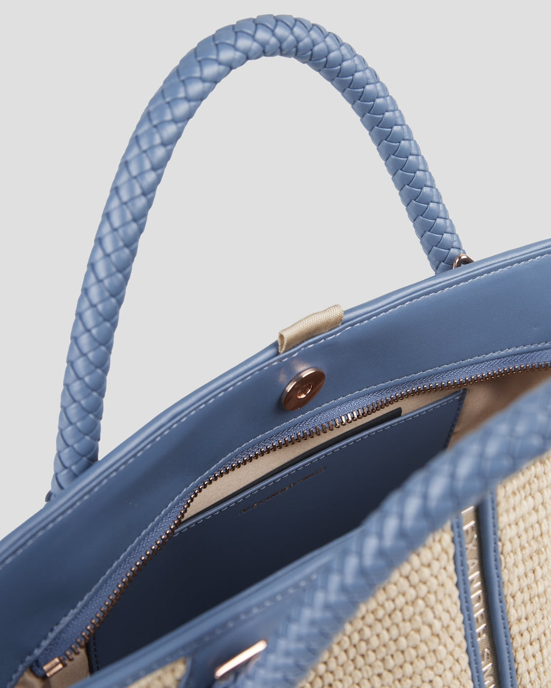 Borsa a mano in rafia beige con manico intrecciato in pelle azzurro, dettaglio interno elegante