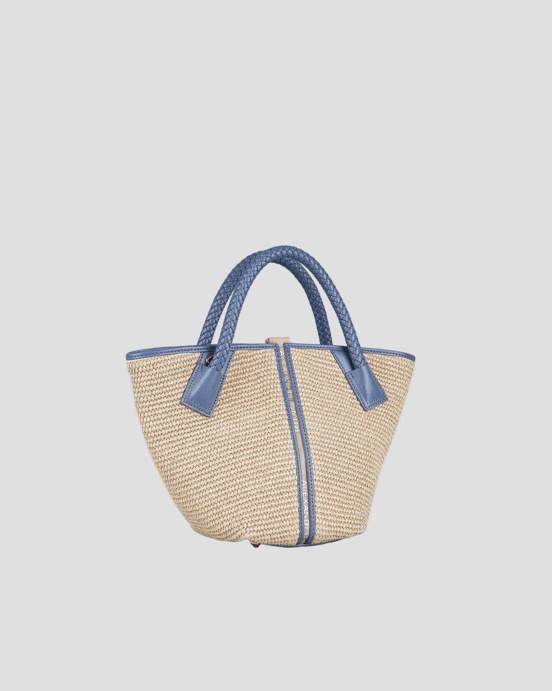 Borsa a mano in rafia beige con dettagli e manico intrecciato in pelle azzurro, elegante