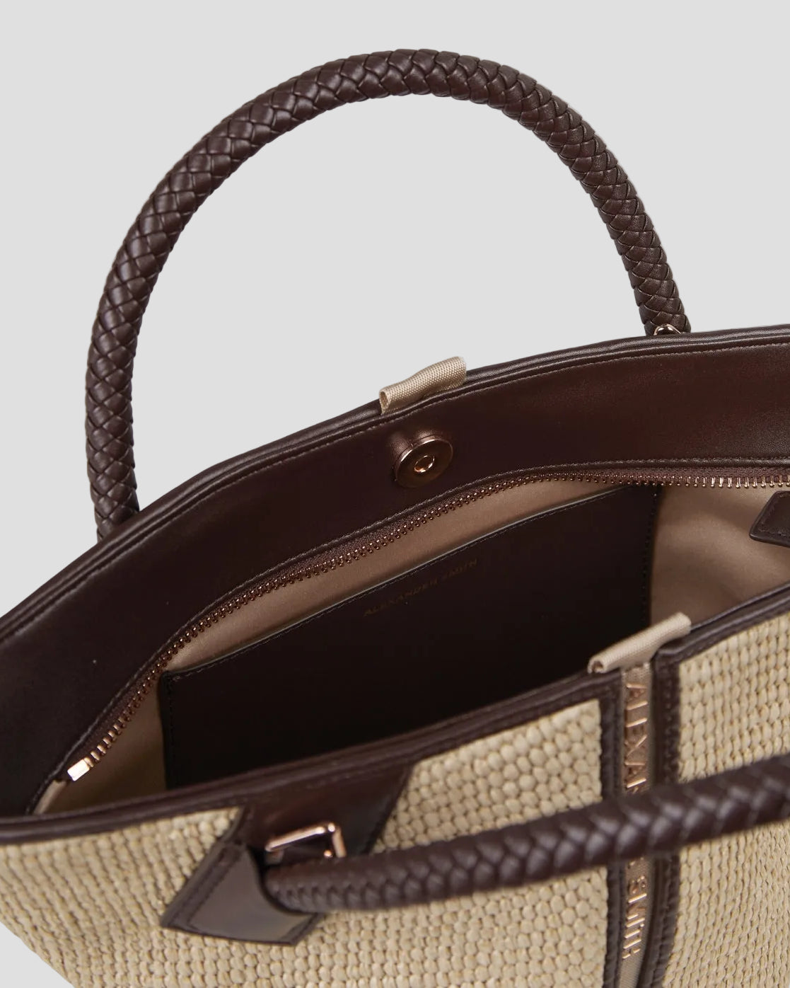 Borsa a mano in rafia con manico intrecciato in pelle marrone e dettagli interni di lusso