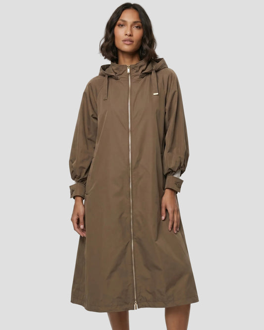 Parka DiegoM antigocca oversize color fango, modella di fronte 
