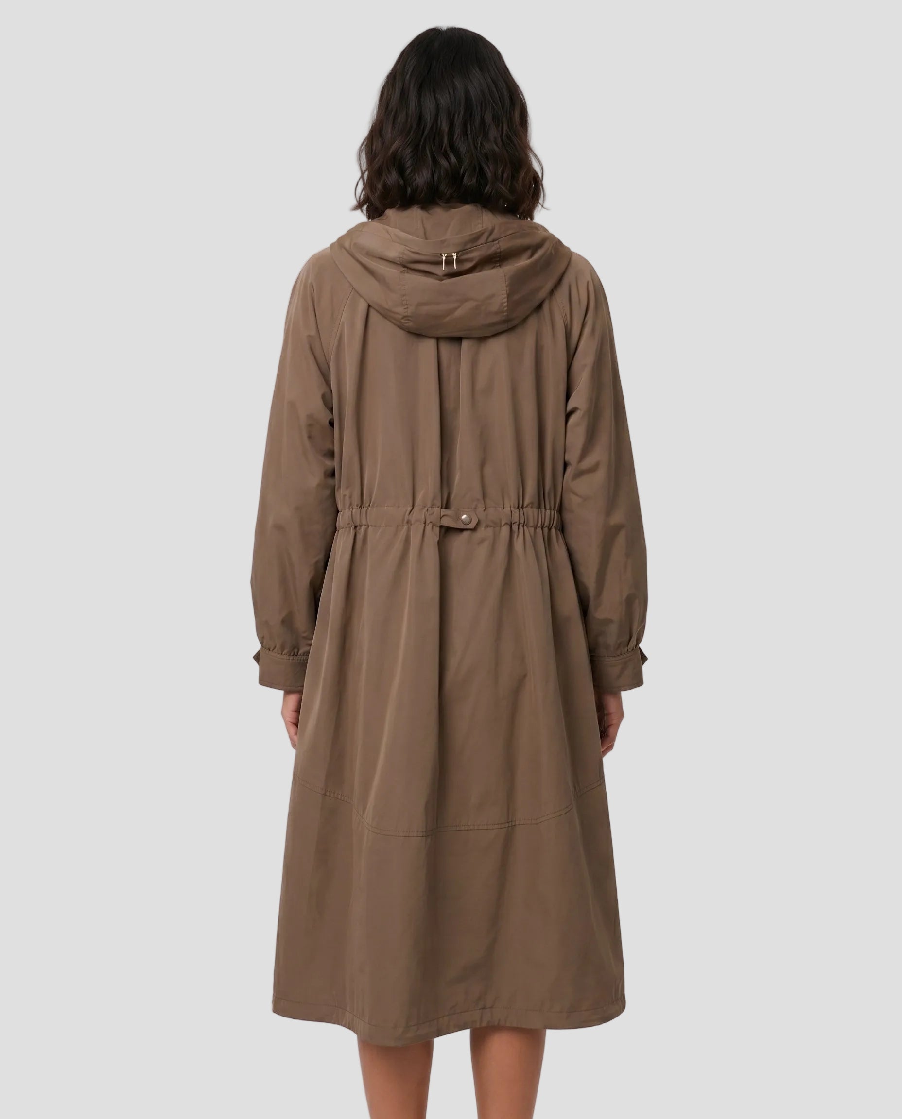 Parka DiegoM antigocca oversize color fango, modella di spalle