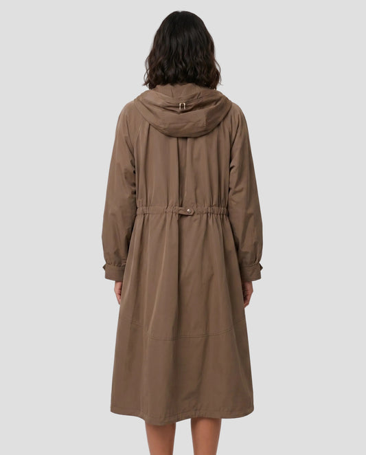 Parka DiegoM antigocca oversize color fango, modella di spalle