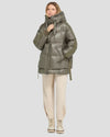 Piumino oversize lucido Diego M colore verde militare con cappuccio voluminoso e logo sul polsino