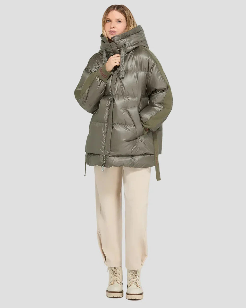 Piumino oversize lucido Diego M colore verde militare con cappuccio voluminoso e logo sul polsino