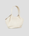 Borsa a spalla Rachel Medium in pelle bottalata avorio, design a trapezio morbido con cucitura centrale e manici lunghi.